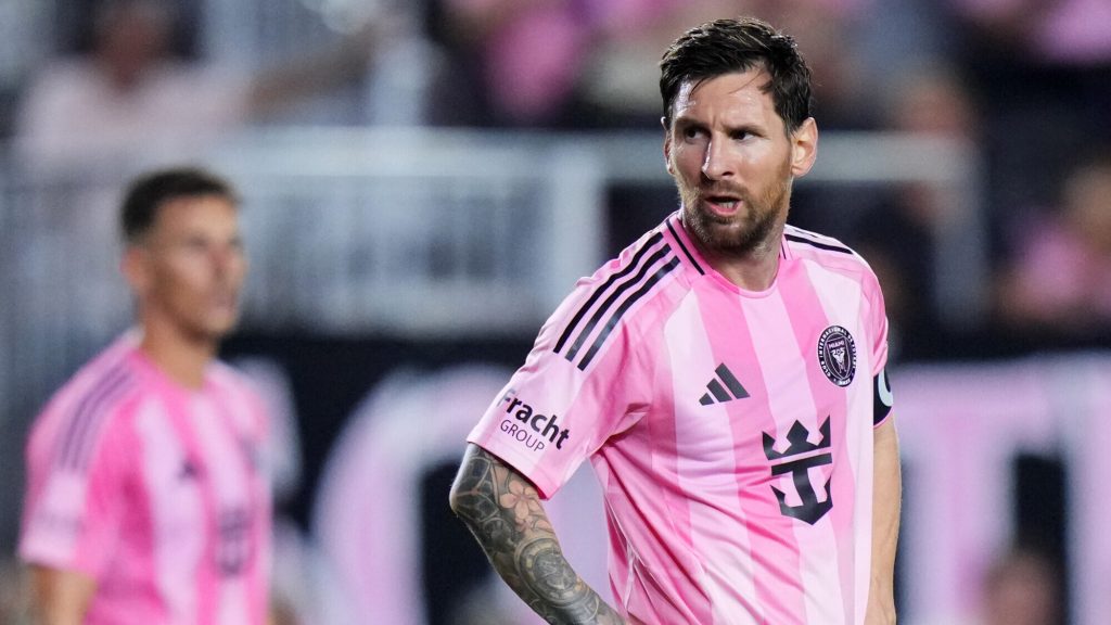 Самые титулованные футболисты: от Месси до классиков футбола